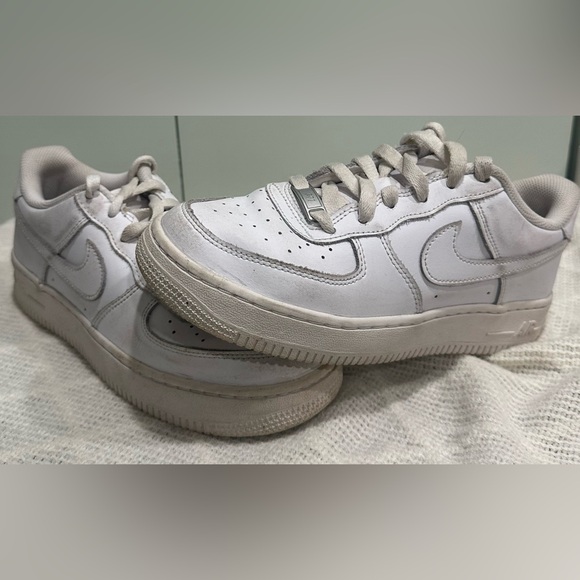 NIKE Size 5.5 Youth Boys White Air Force One Monotone Low-Rise Lace Up Sneakers - Picture 10 of 14